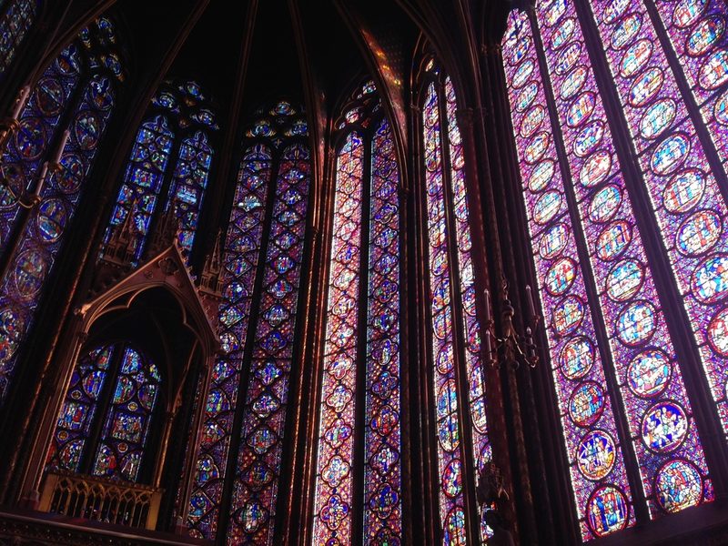 Vitrales de una capilla iluminados con luz de colores