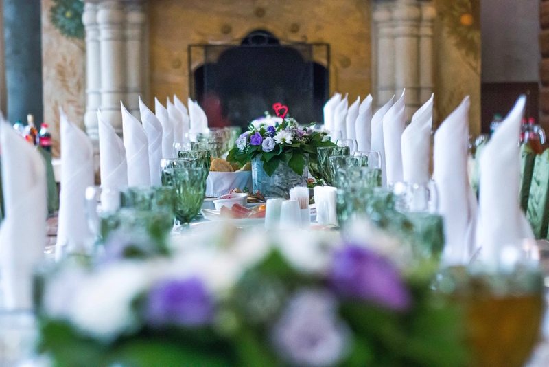 Mesa elegante decorada con flores para una celebración