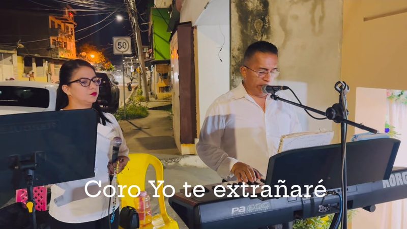 Presentación nocturna del coro con teclado y voz